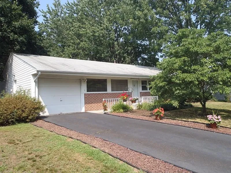 21 Rumson Rd photo 1