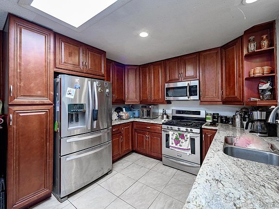 4th image of 10166 Drumcliff Ave