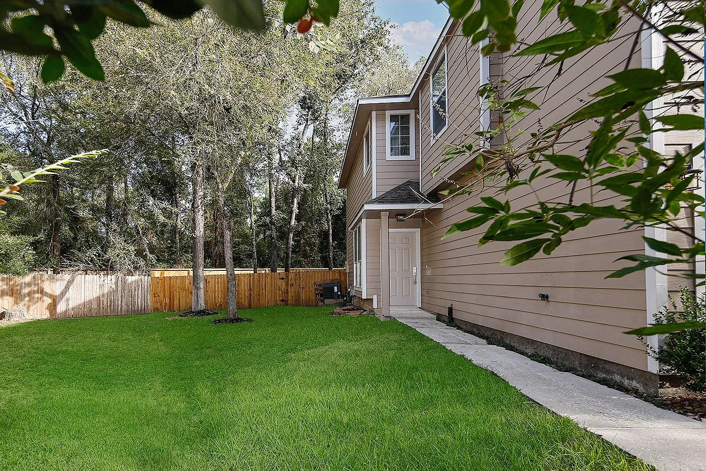 3 bed, 2.5 bath, 1685 sqft, $2,300 — Photo 3