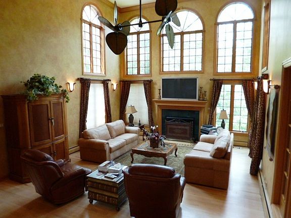 2nd image of 318 Royal Oak Ct