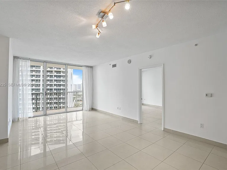 1750 N Bayshore Dr #2804 — Photo 2
