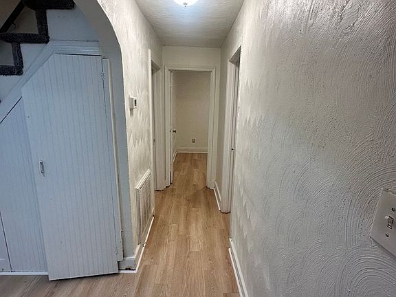 5th image of 35 Fairview Cir S
