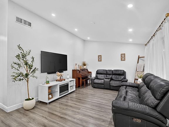 3rd image of 414 Springdale Circle