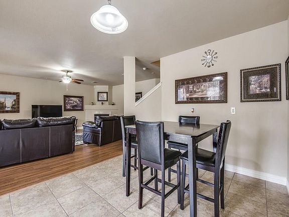 Breakfast area and casual dining.