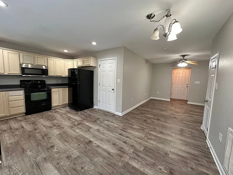 Fox Springs Condos — Photo 11