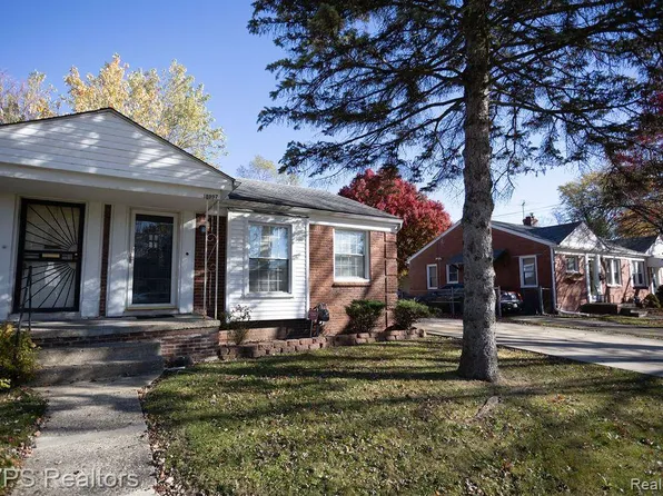 18997 Roscommon St, Harper Woods, MI 48225