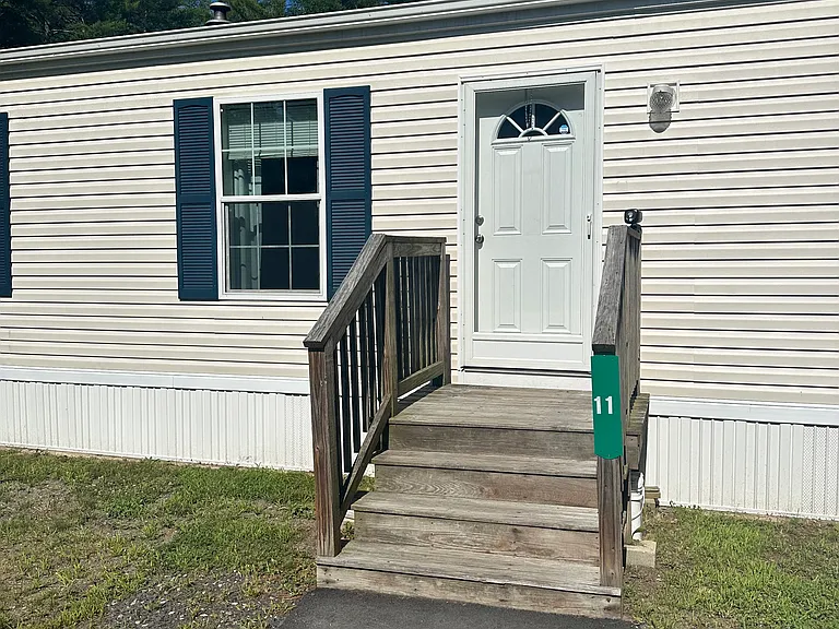 11 Zekes Ln — Photo 2