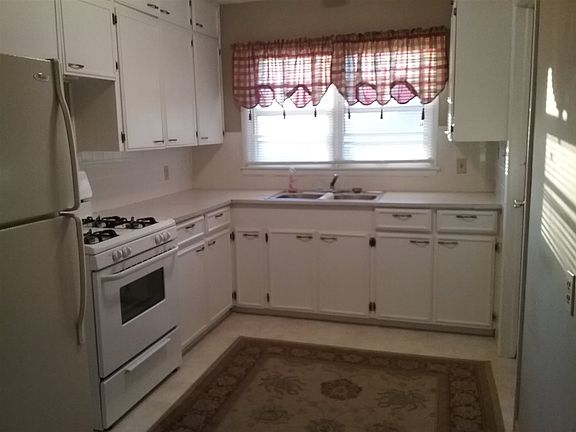 4th image of 1223 N Oak St