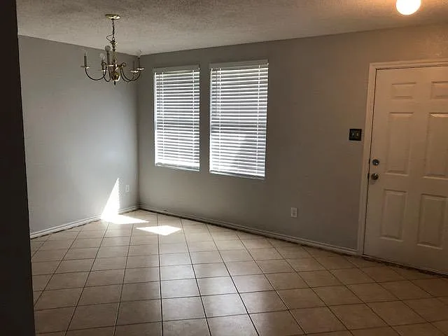 4 bed, 1972 sqft, $2,200 — Photo 3