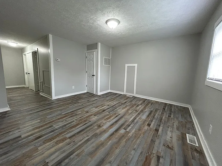 642 N Elm St — Photo 7