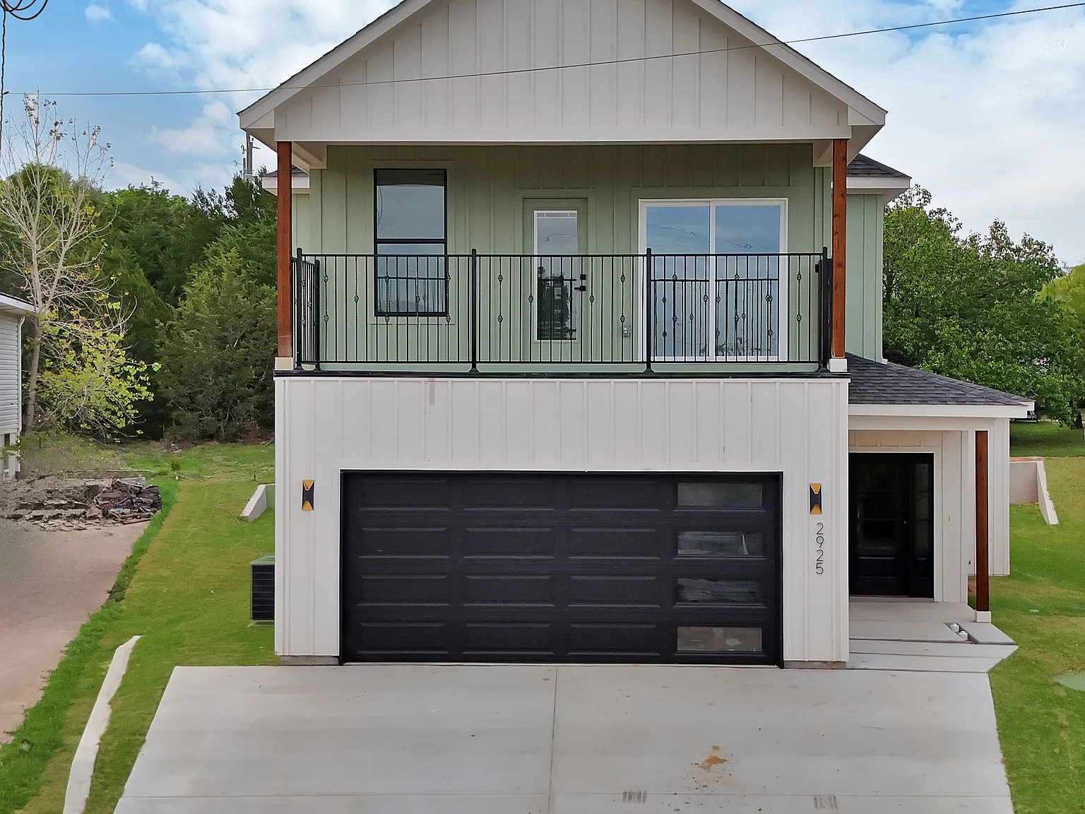 4 bed, 2.5 bath, 1940 sqft, $2,500 — Photo 1