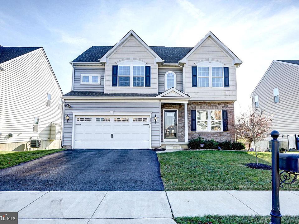1st image of 210 Parker Dr