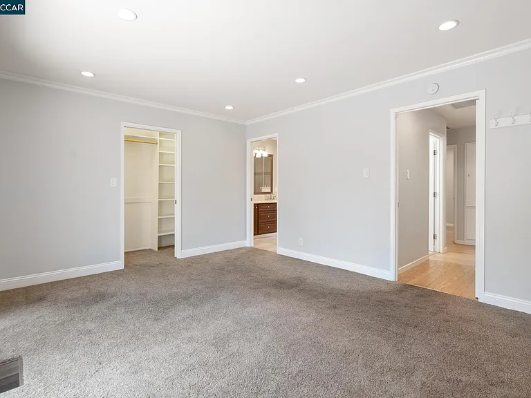 1021 Windsor Dr — Photo 16