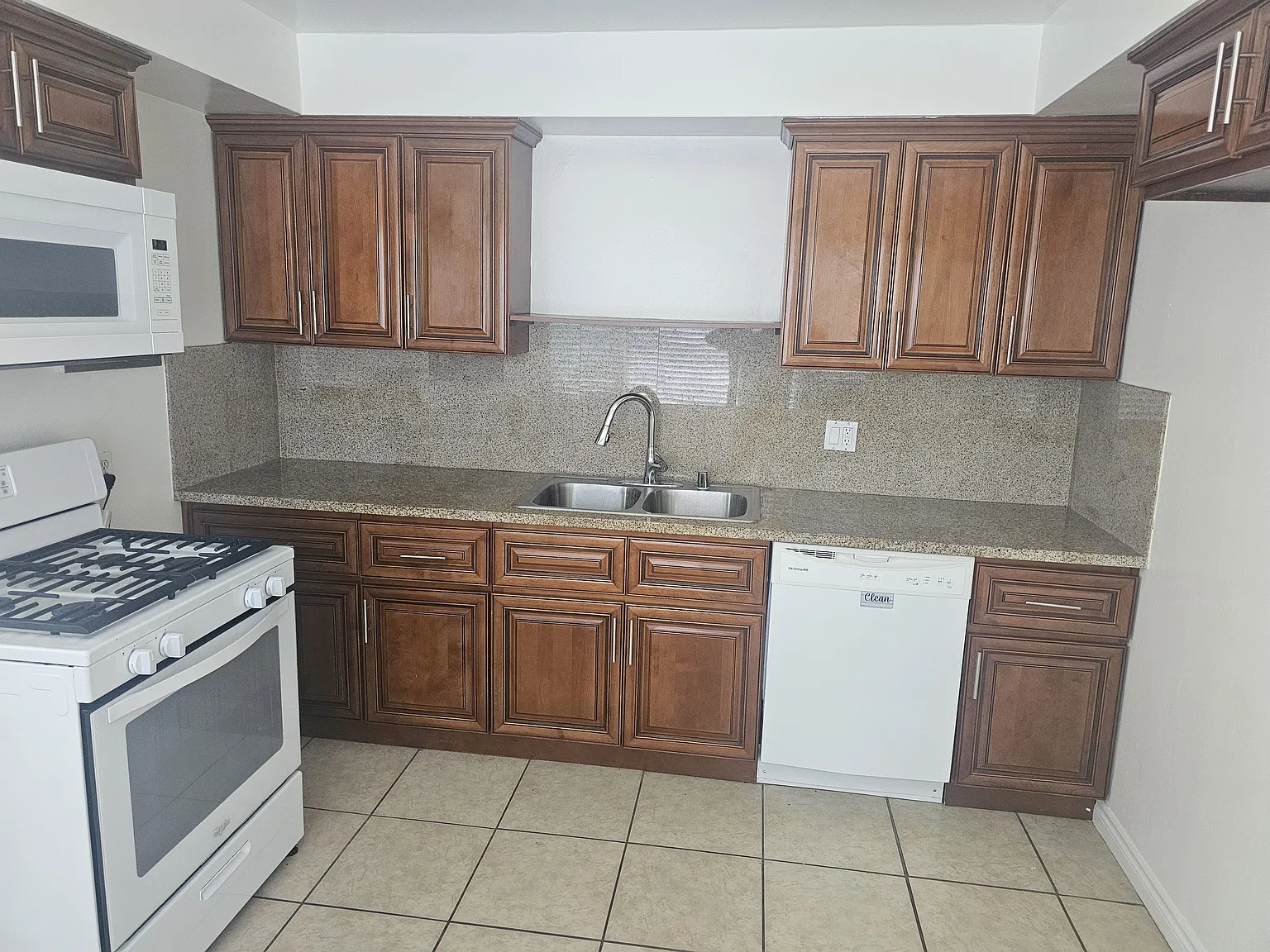 2 bed, 900 sqft, $2,450 — Photo 3