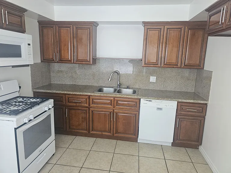 636 N Sweetzer Ave #10 — Photo 3