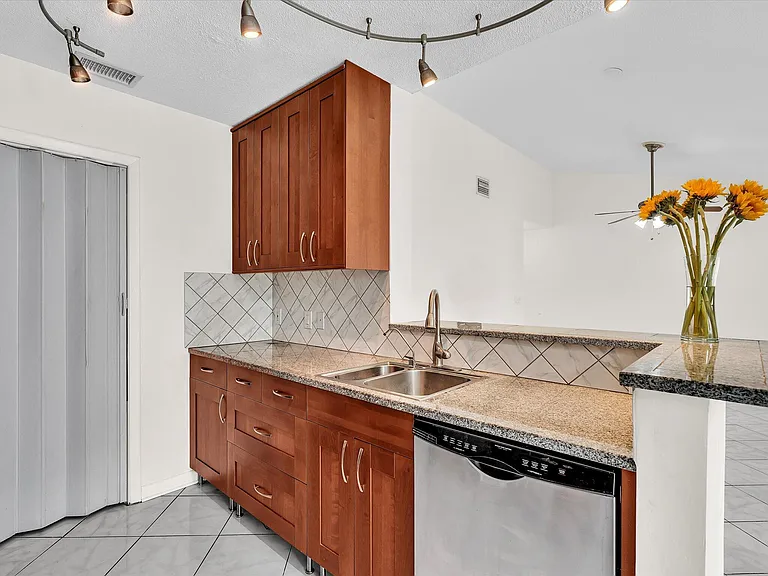 815 W Boynton Beach Blvd #16-205 — Photo 20