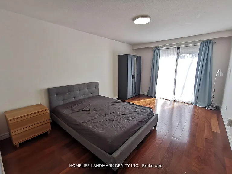84 Harrington Cres #MIDDLE — Photo 2