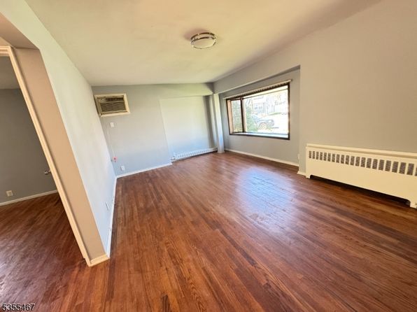 105 Independence Dr, Roselle, NJ 07203