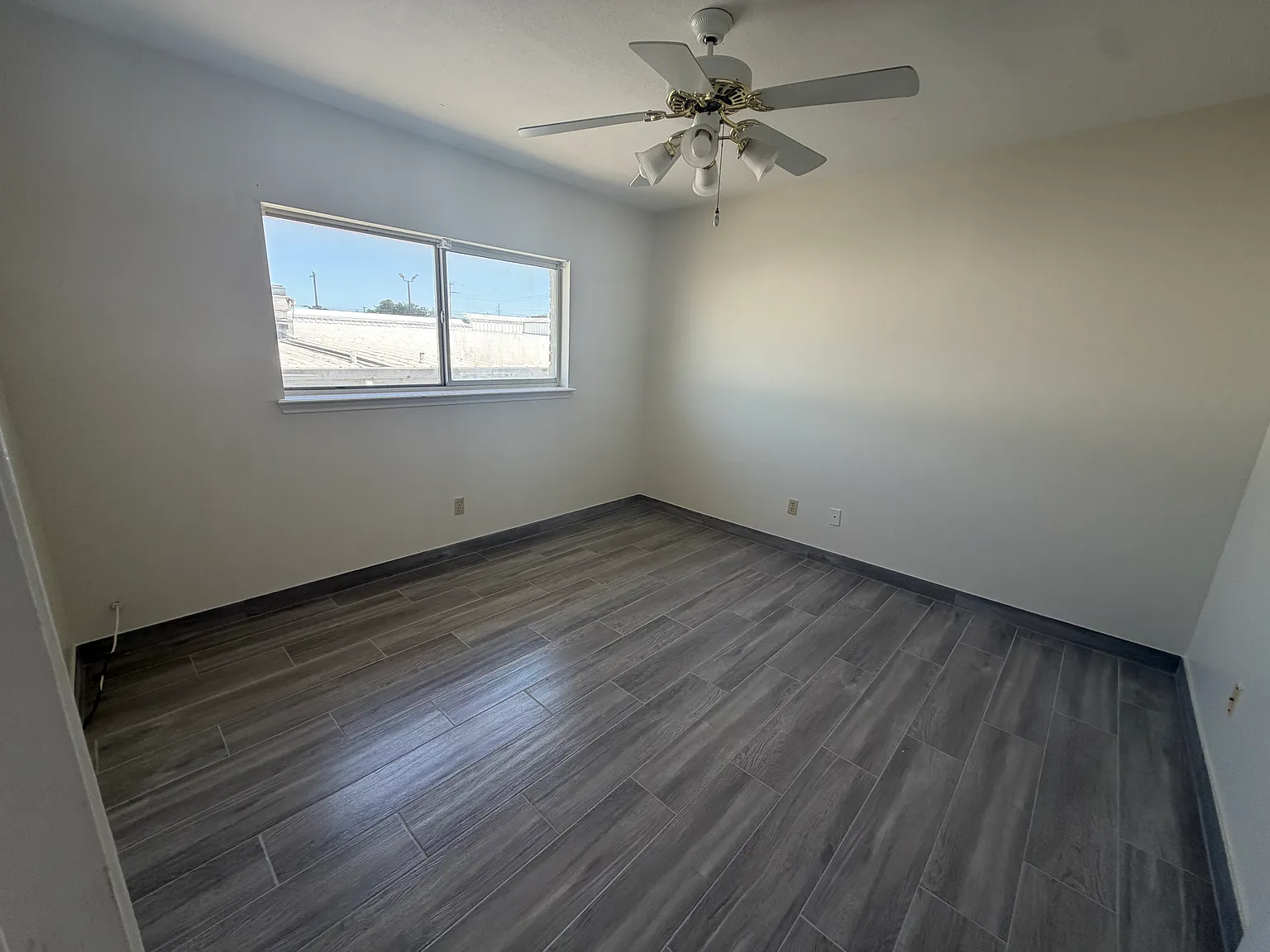 2 bed, 1042 sqft, $1,300 — Photo 4