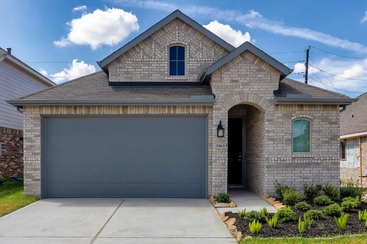 3 bed, 2.5 bath, 1936 sqft, $2,300 — Photo 1