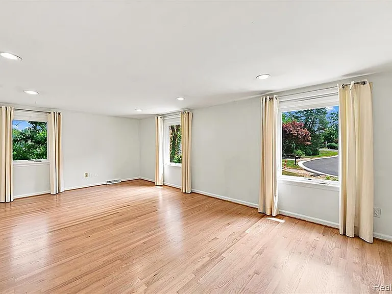 980 Sandhurst Rd — Photo 32
