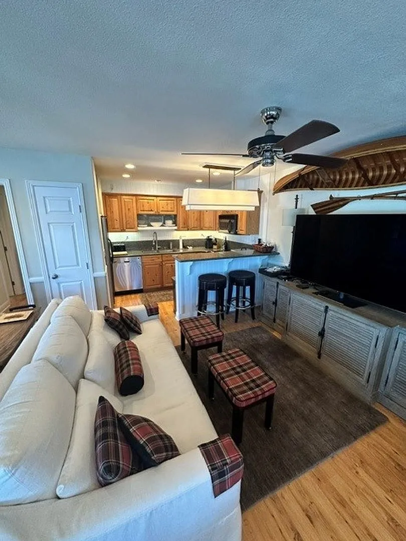 Condo with gorgeous views of Lake Tahoe available for a lovely winter rental! Call today to inquire. — Photo 3