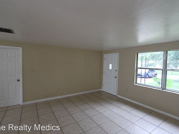 4th image of 905 Starke Lake Cir