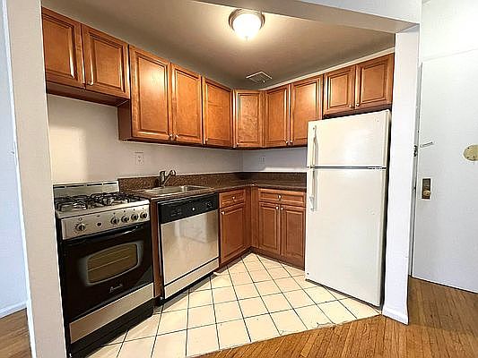 5th image of 121 E 12th St APT 5C