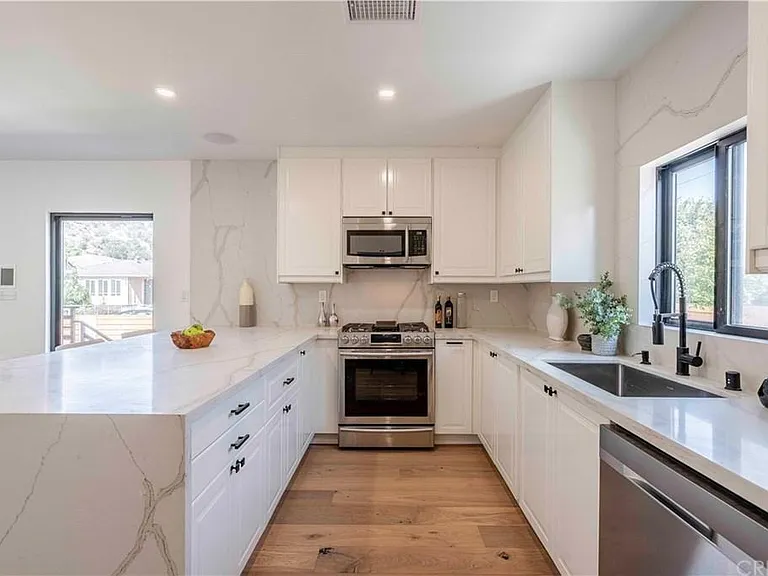 All brand new kitchen appliances.