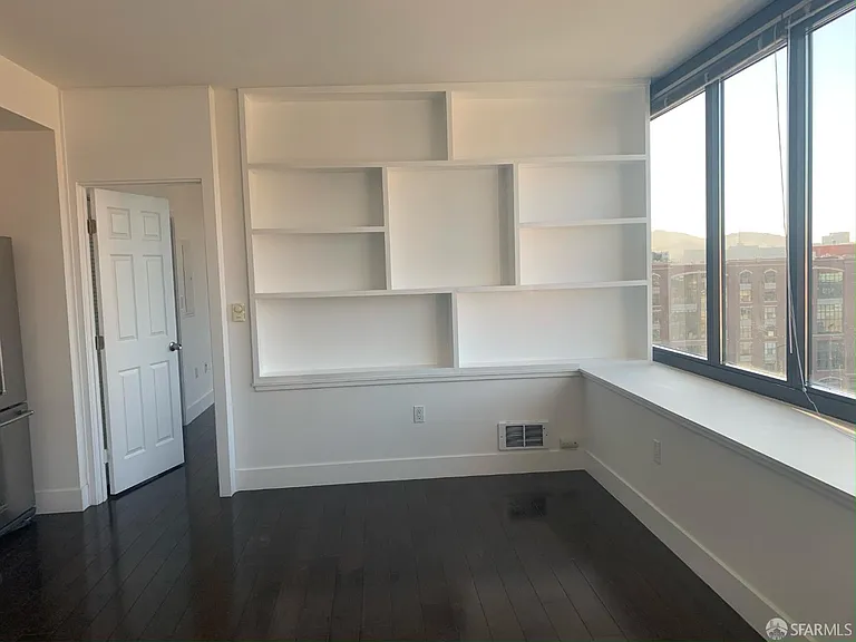 260 King St #717 — Photo 3