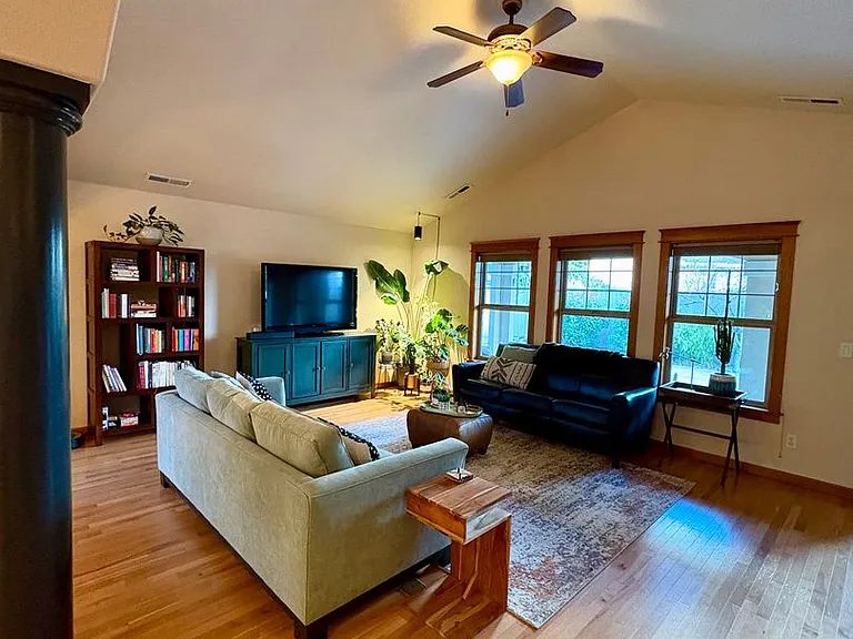 431 Stanford Ave — Photo 16