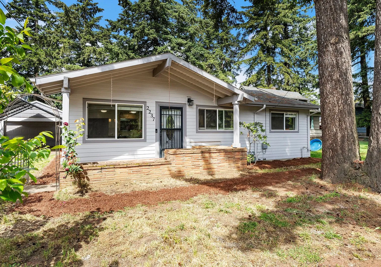 Charming SE Portland Bungalow Huge Lot! — Photo 1