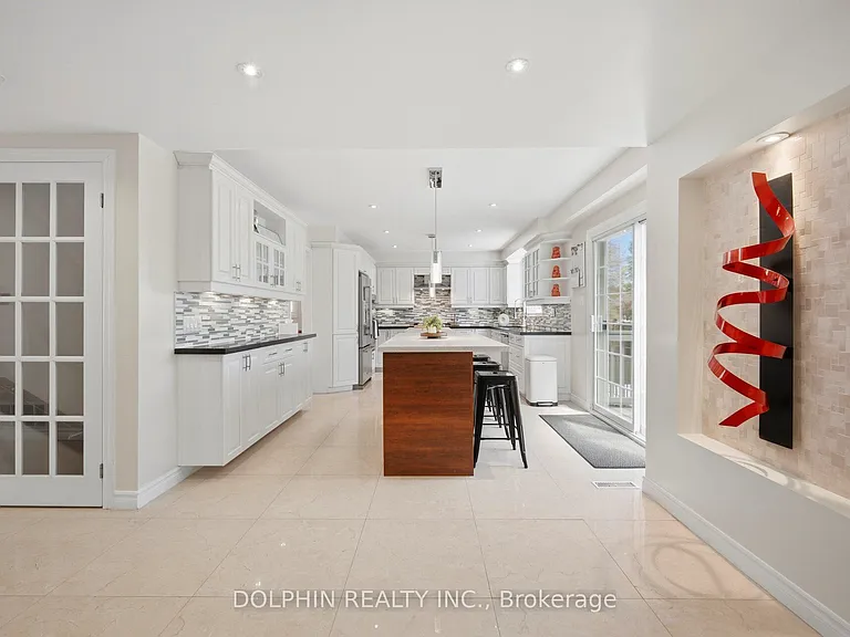 1090 Vanier Dr — Photo 7