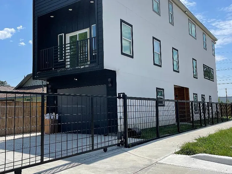 201 E 37th St — Photo 1