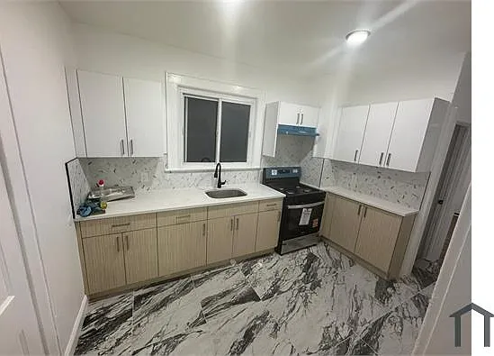 76 Wolf Pl — Photo 1