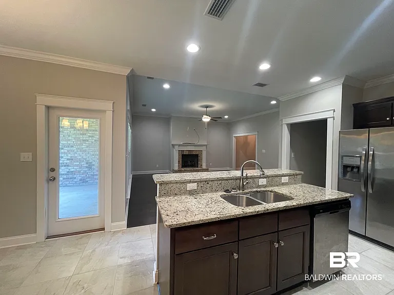 253 Hawthorne Cir — Photo 3