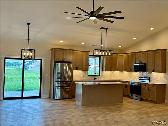 5th image of 360 Honeysuckle Dr