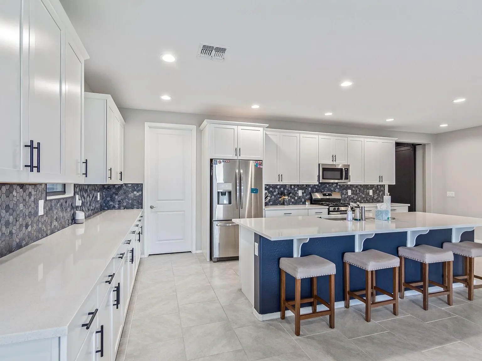 4 bed, 2298 sqft, $2,395 — Photo 2