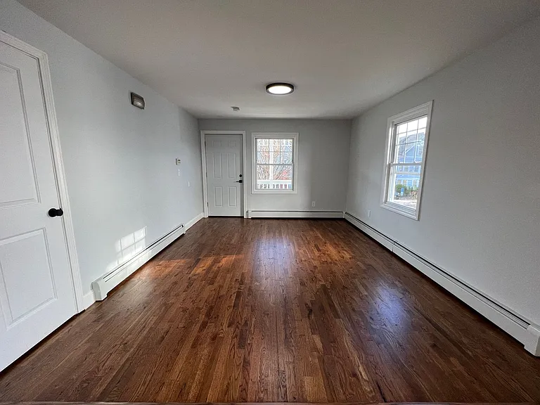 253 Sheffield Ave — Photo 2