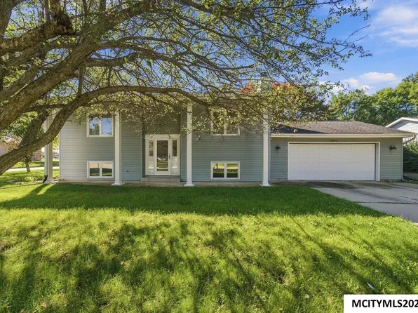 2309 14th Pl N, Clear Lake, IA 50428
