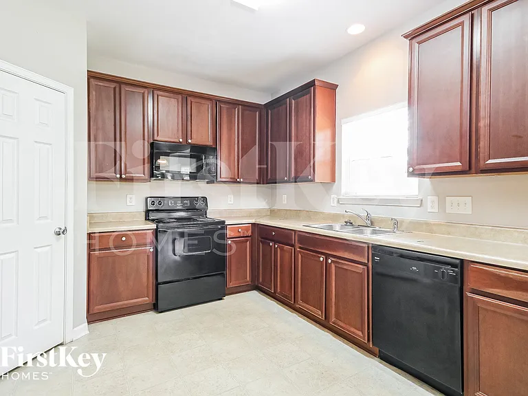 9613 Rothman Ln — Photo 5