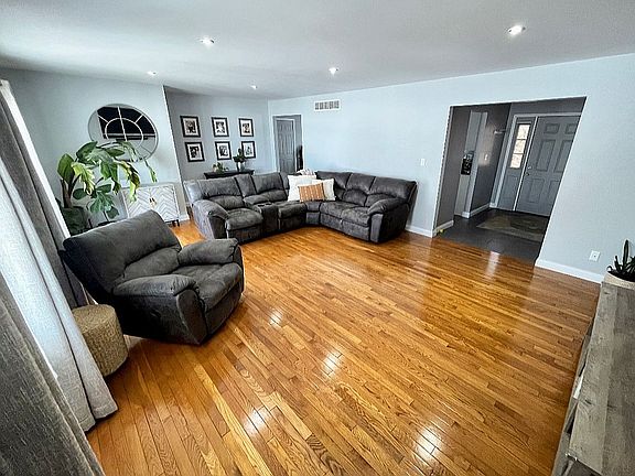 2nd image of 3256 Wintergreen Dr