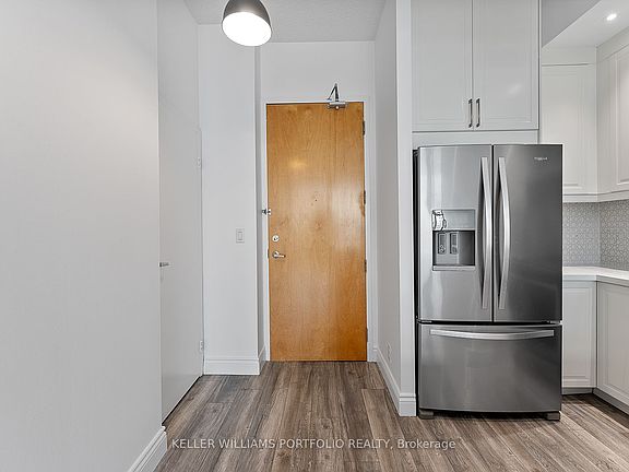 3rd image of 388 Richmond St W Unit 918