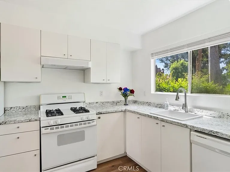 162 Tamarisk St — Photo 3