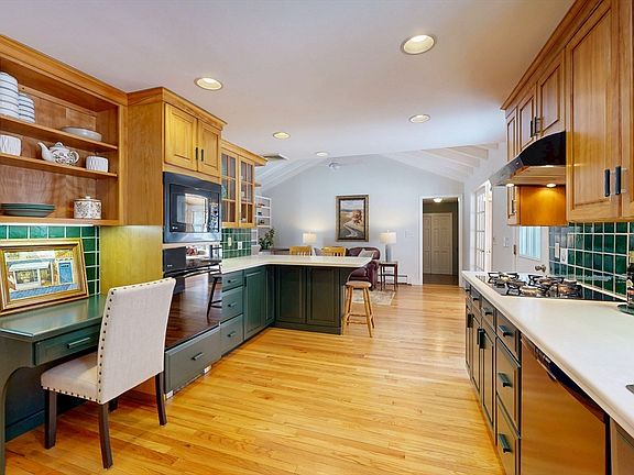 4th image of 57 Colonial Rd