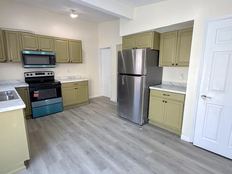 547 N Silk St — Photo 12