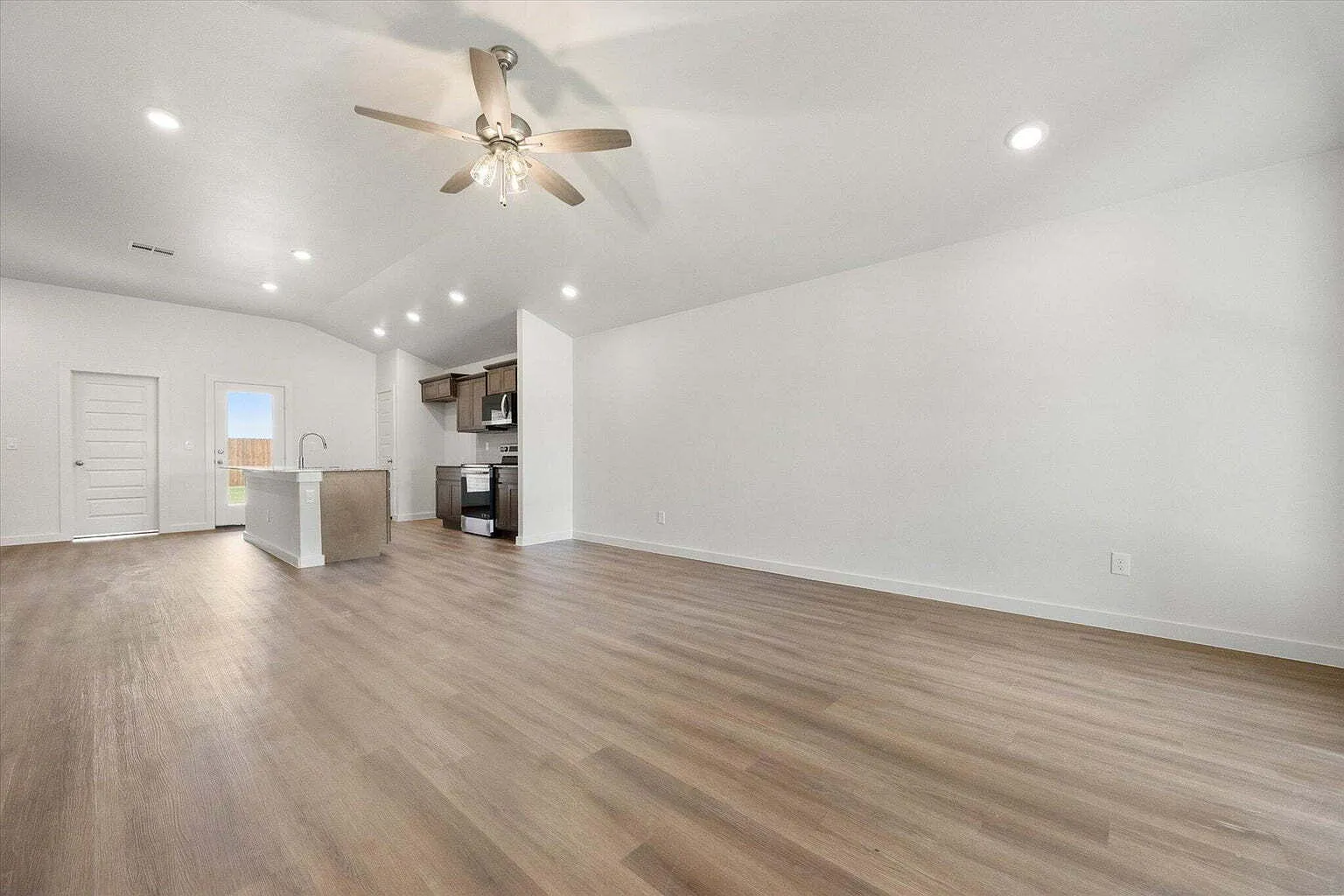 3 bed, 2.0 bath, 1450 sqft, $1,650 — Photo 3