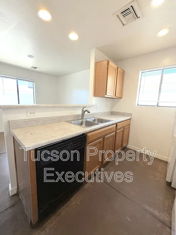 3 bed, 2.0 bath, 1300 sqft, $1,550 — Photo 3