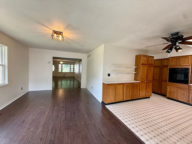 348 S Derby Ave — Photo 21