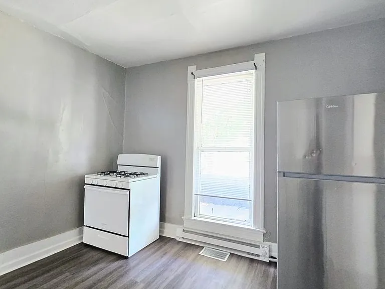 321 S Union St — Photo 3